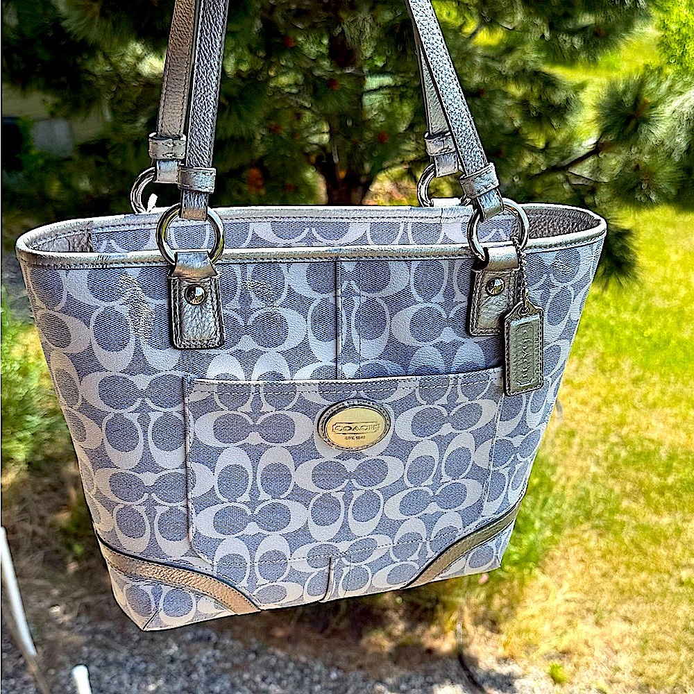 🎉HP‼️NWOT‼️Coach Gray Signature Tote with Champagne Trim & Hardware -VERY RARE‼️